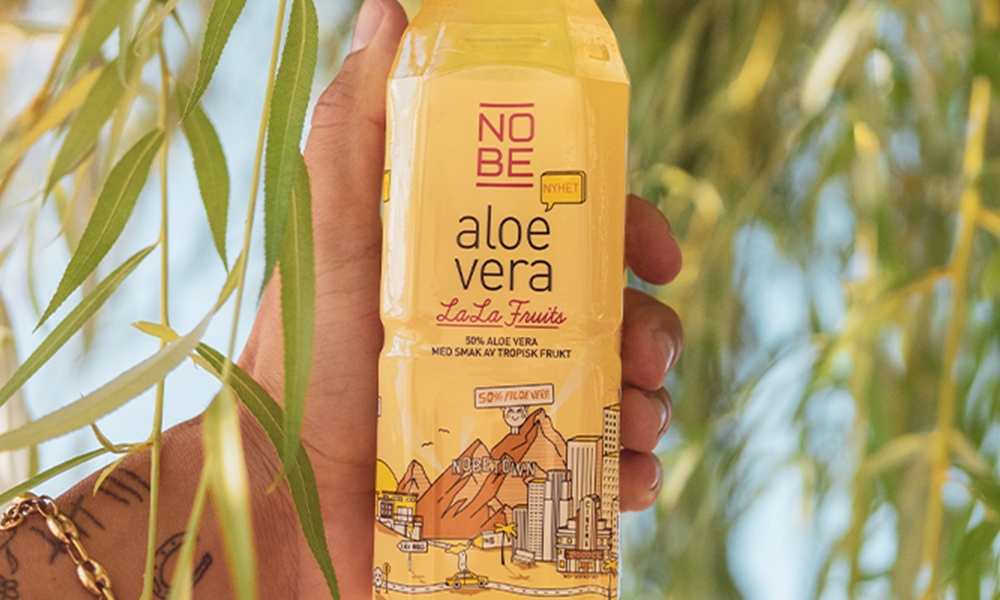 Hand som håller i flaska med aloe vera från NOBE